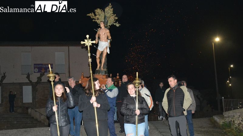 Siete hogueras se prendieron al paso de la imagen de San Sebastián que fue llevada en procesión 