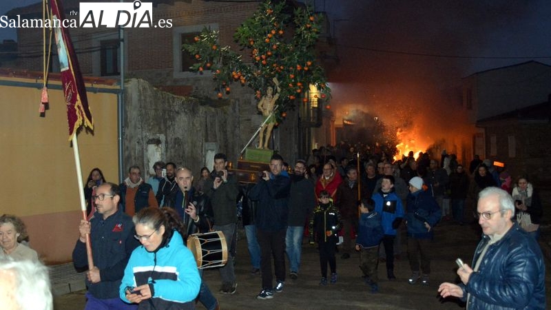 Las calles de Sobradillo se llenaron de humo purificador al paso de la imagen de San Sebastián
