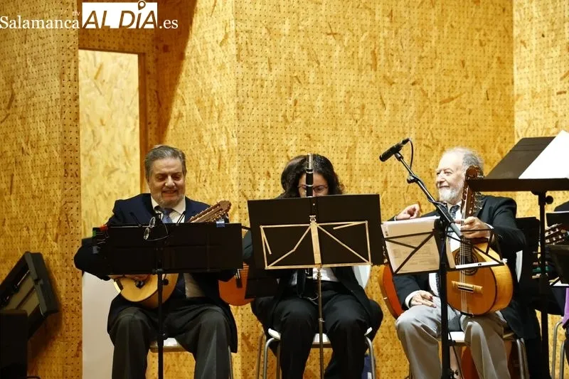 Concierto de la Rondalla Salamanca en el C.M.I Julián Sánchez 'El Charro'. Fotos David Sañudo