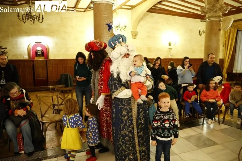 Los Reyes Magos visitan el Casino de Salamanca. Fotos David Sañudo