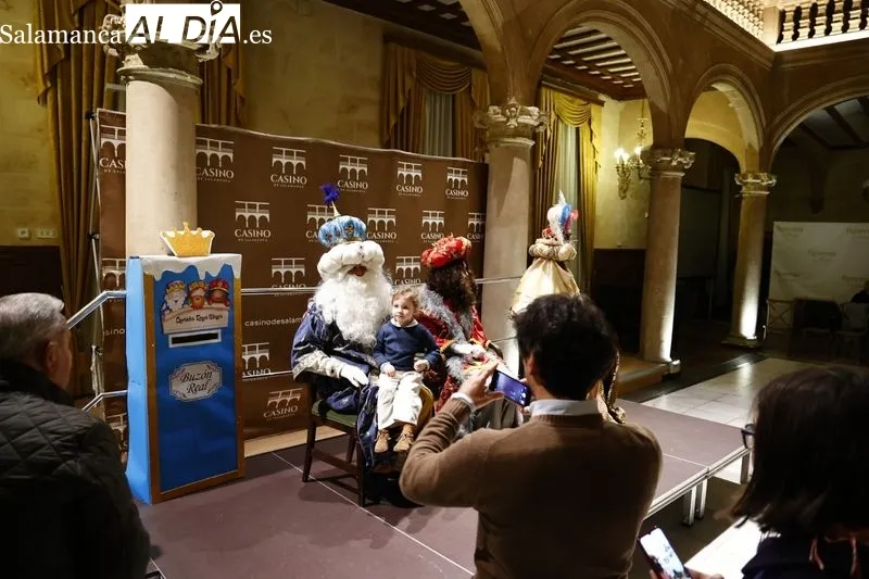 Los Reyes Magos visitan el Casino de Salamanca. Fotos David Sañudo