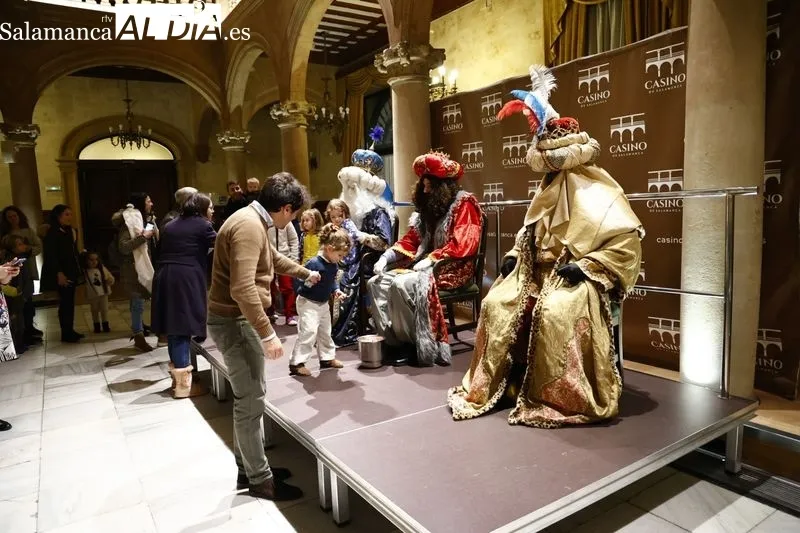 Los Reyes Magos visitan el Casino de Salamanca. Fotos David Sañudo