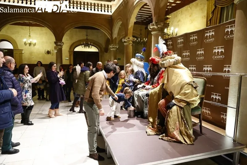 Los Reyes Magos visitan el Casino de Salamanca. Fotos David Sañudo