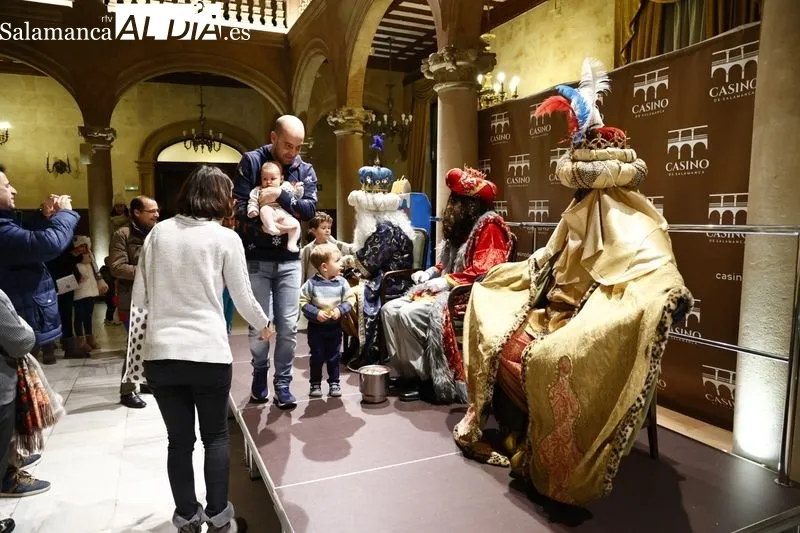 Los Reyes Magos visitan el Casino de Salamanca. Fotos David Sañudo