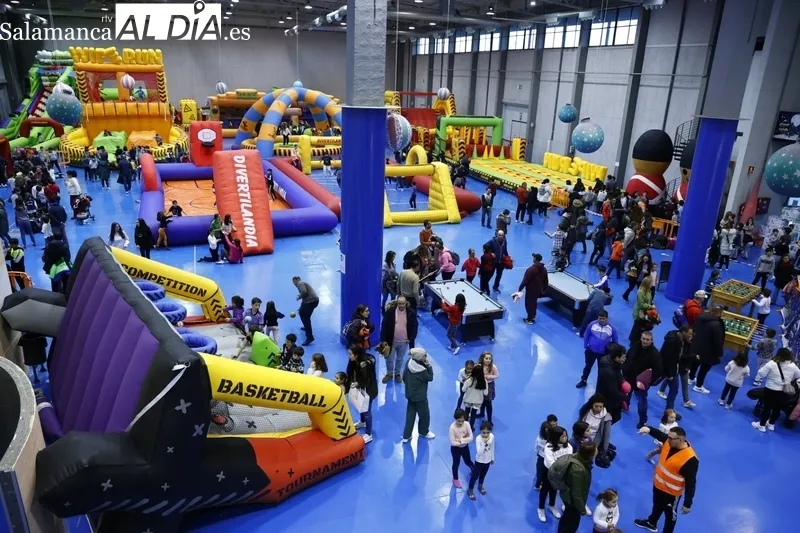 Colas para disfrutar de los últimos días de Navidiver. Fotos David Sañudo
