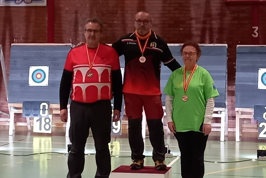 Foto 4 - ArcoMiróbriga logra 3 oros en el Regional en Sala de la mano de Aitana López y José Prieto