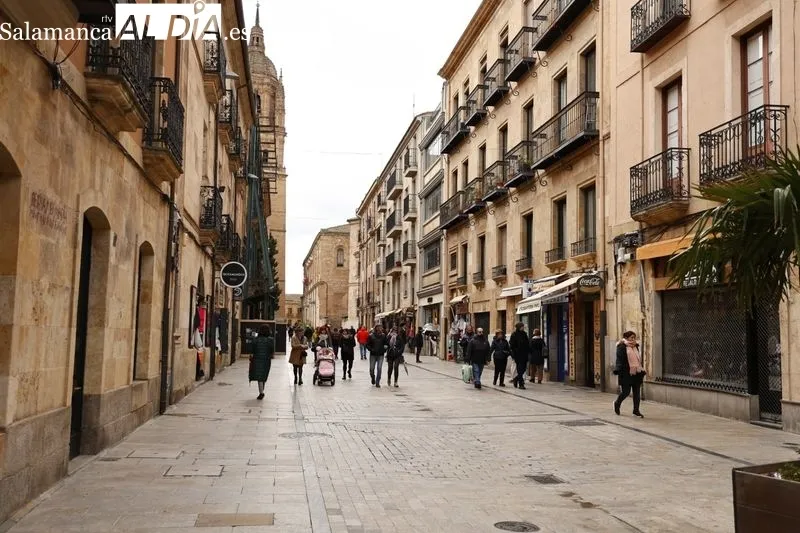 Poca gente por las calles del centro de Salamanca en la mañana de este domingo. Fotos: David Sañudo
