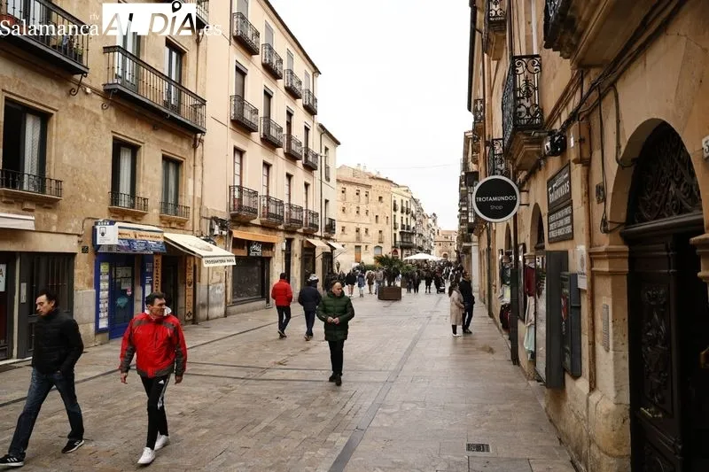 Poca gente por las calles del centro de Salamanca en la mañana de este domingo. Fotos: David Sañudo