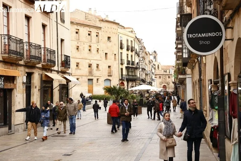 Poca gente por las calles del centro de Salamanca en la mañana de este domingo. Fotos: David Sañudo