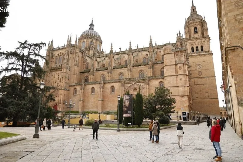 Poca gente por las calles del centro de Salamanca en la mañana de este domingo. Fotos: David Sañudo