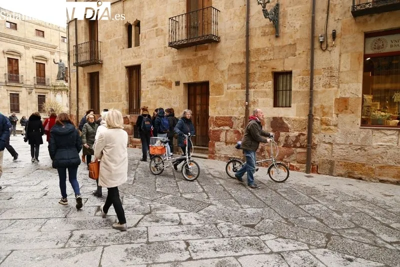 Poca gente por las calles del centro de Salamanca en la mañana de este domingo. Fotos: David Sañudo