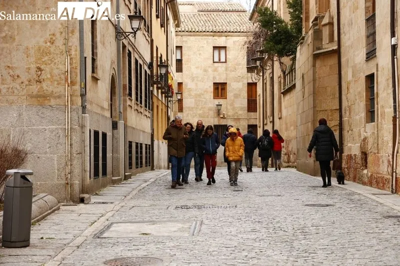 Poca gente por las calles del centro de Salamanca en la mañana de este domingo. Fotos: David Sañudo