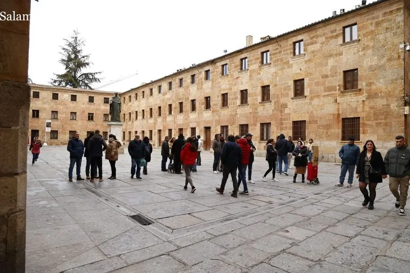 Poca gente por las calles del centro de Salamanca en la mañana de este domingo. Fotos: David Sañudo