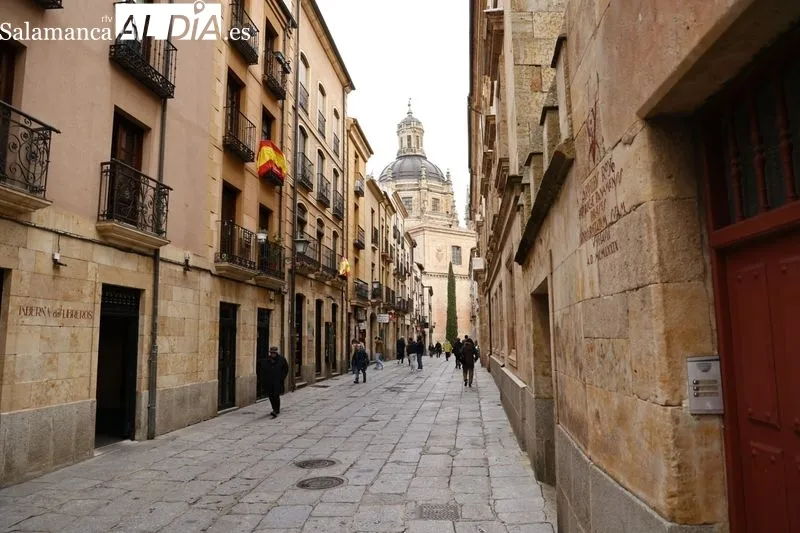 Poca gente por las calles del centro de Salamanca en la mañana de este domingo. Fotos: David Sañudo