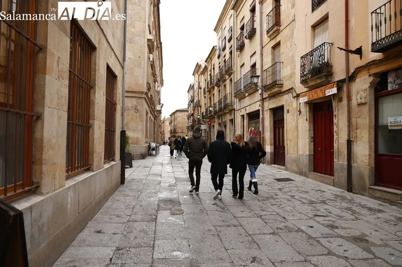 Poca gente por las calles del centro de Salamanca en la mañana de este domingo. Fotos: David Sañudo