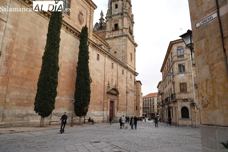 Poca gente por las calles del centro de Salamanca en la mañana de este domingo. Fotos: David Sañudo