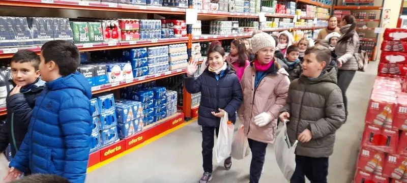 Los alumnos de 3º de Educación Primaria del colegio San Juan Bosco, en las instalaciones de Mercasalamanca