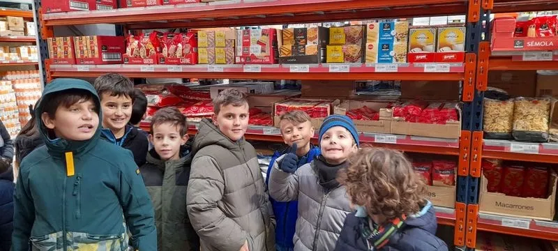 Los alumnos de 3º de Educación Primaria del colegio San Juan Bosco, en las instalaciones de Mercasalamanca