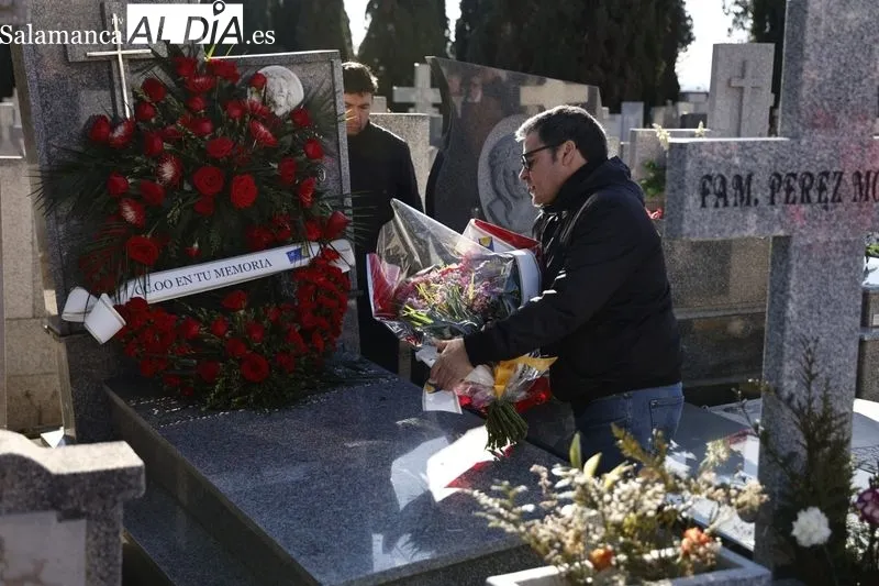 Homenaje a Serafín Holgado de Antonio, este domingo en el cementerio de Salamanca. Fotos: David Sañudo