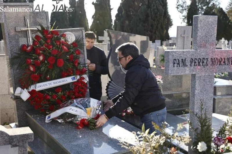 Homenaje a Serafín Holgado de Antonio, este domingo en el cementerio de Salamanca. Fotos: David Sañudo