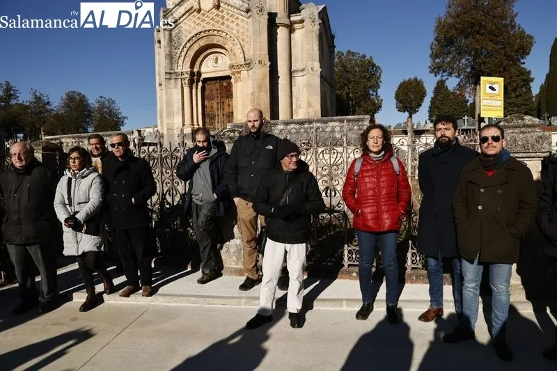Homenaje a Serafín Holgado de Antonio, este domingo en el cementerio de Salamanca. Fotos: David Sañudo