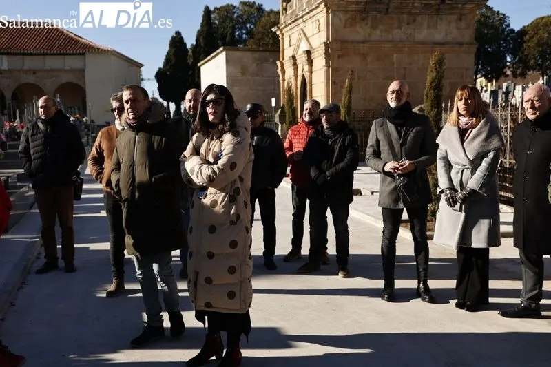 Homenaje a Serafín Holgado de Antonio, este domingo en el cementerio de Salamanca. Fotos: David Sañudo