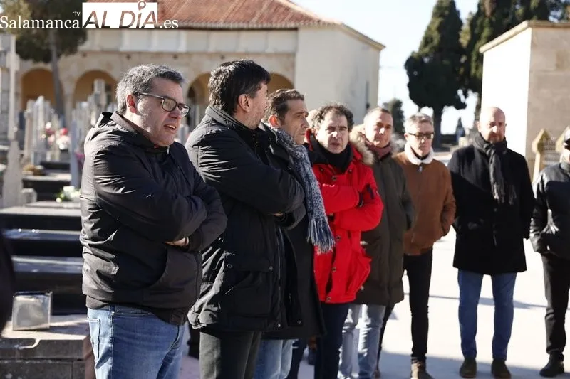 Homenaje a Serafín Holgado de Antonio, este domingo en el cementerio de Salamanca. Fotos: David Sañudo