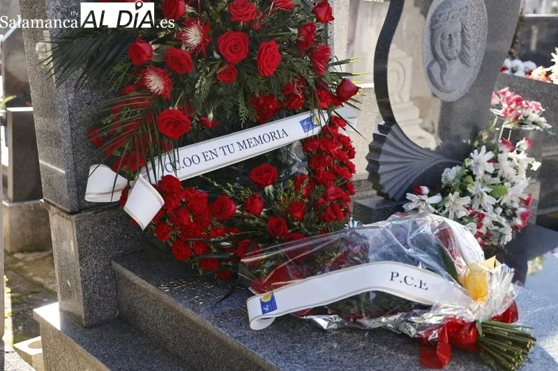 Homenaje a Serafín Holgado de Antonio, este domingo en el cementerio de Salamanca. Fotos: David Sañudo