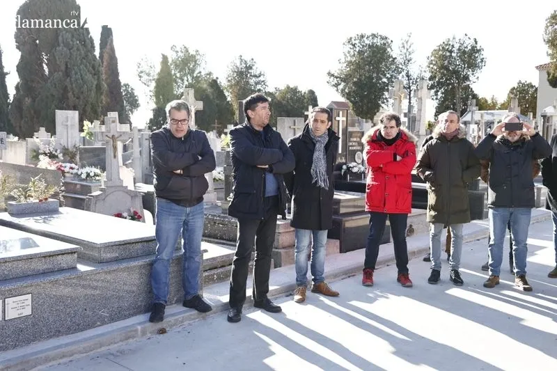 Homenaje a Serafín Holgado de Antonio, este domingo en el cementerio de Salamanca. Fotos: David Sañudo