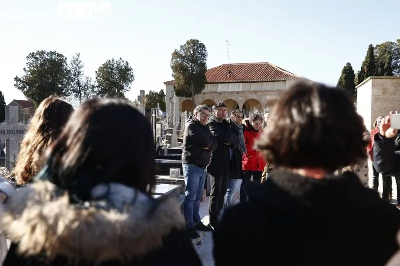 Homenaje a Serafín Holgado de Antonio, este domingo en el cementerio de Salamanca. Fotos: David Sañudo