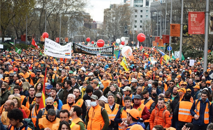 La Marea Naranja nace de la manifestación celebrada en Madrid el 20M y ahora se extiende con grupos por todas las provincias del país / FOTO: MAREA NARANJA