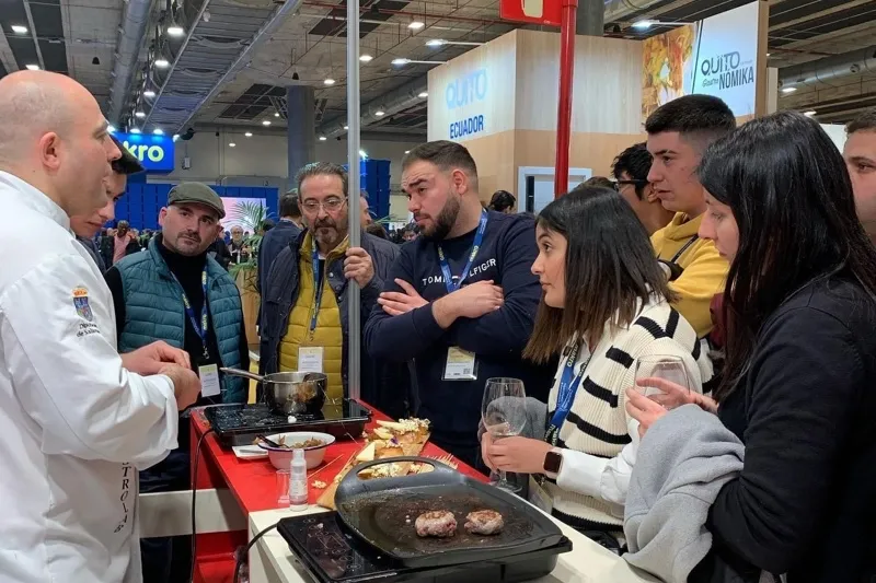 Helio Flores y Los Álamos Gastrolab han participado en Madrid Fusión con una original hamburguesa. Fotos Salamanca en Bandeja