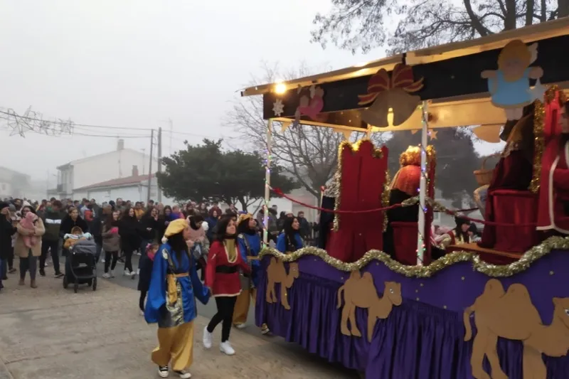 Foto 3 - Los Reyes Magos reparten ilusi&oacute;n y caramelos en Villoruela