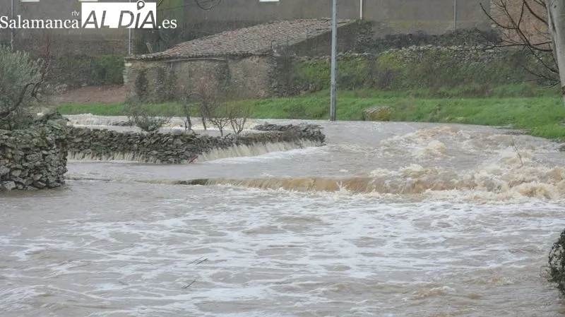 El agua anegó fincas y otras infraestructuras rurales y urbanas