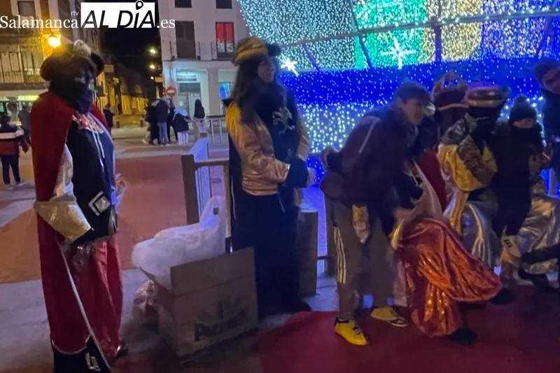 Grandes y pequeños han participado en la recepción a los Reyes Magos