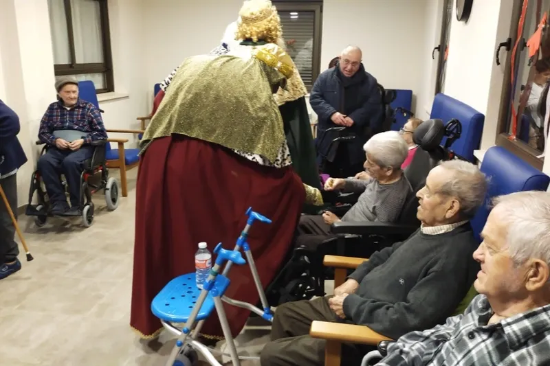 Foto 2 - Los Reyes Magos reparten ilusi&oacute;n y caramelos en Villoruela