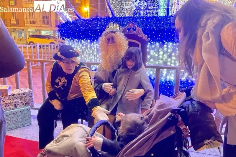 Grandes y pequeños han participado en la recepción a los Reyes Magos