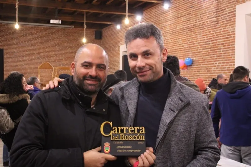 El Ayuntamiento de Paradinas y la organización de la Carrera del Roscón han vivido un emotivo acto de reconocimiento