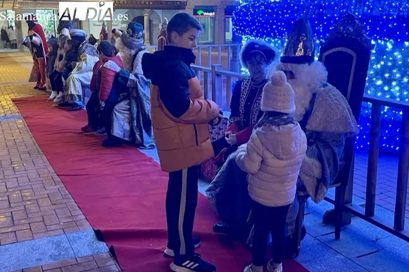 Grandes y pequeños han participado en la recepción a los Reyes Magos