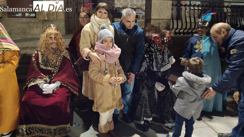 Los Reyes Magos visitaron a los vecinos de Cabeza de Framontanos, a los mayores de la residencia municipal y a niños y adultos en Villarino / MARIBEL SÁNCHEZ