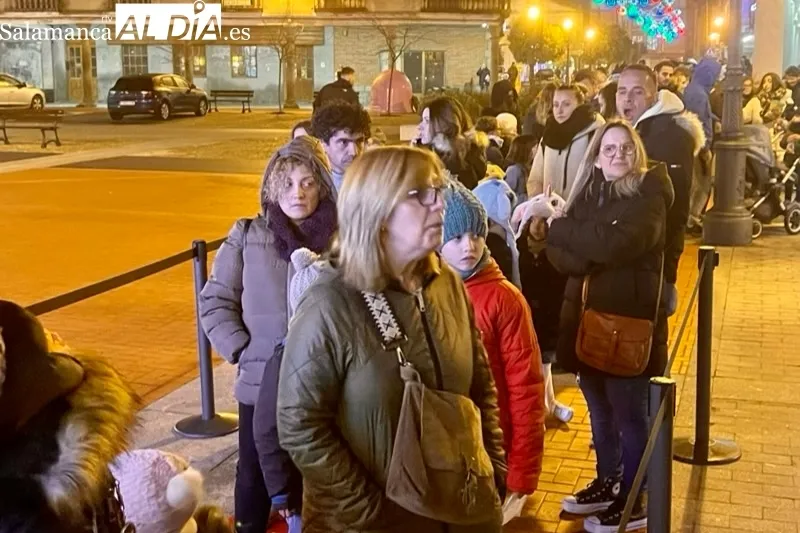 Grandes y pequeños han participado en la recepción a los Reyes Magos