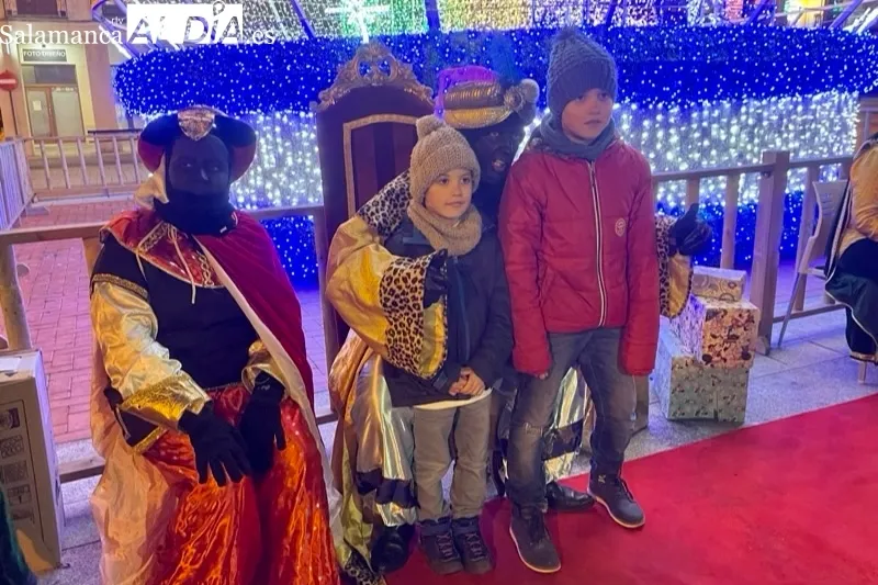 Grandes y pequeños han participado en la recepción a los Reyes Magos