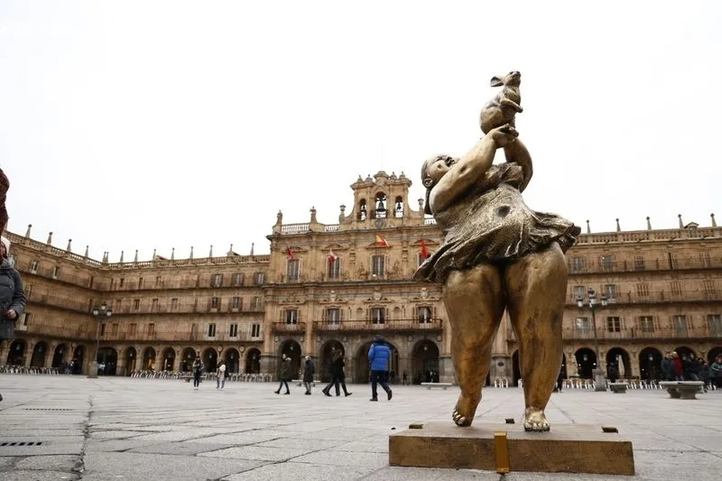 Escultura del artista chino Xu Hongfei en la Plaza Mayor. Foto de David Sañudo