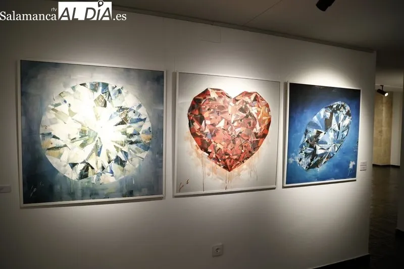 ‘Flores rojas en Salamanca’, exposición de Long Beini en la Torre de los Anaya. Foto de David Sañudo