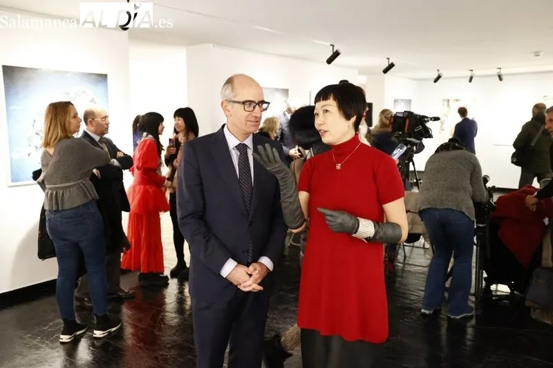 ‘Flores rojas en Salamanca’, exposición de Long Beini en la Torre de los Anaya. Foto de David Sañudo