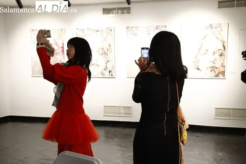 ‘Flores rojas en Salamanca’, exposición de Long Beini en la Torre de los Anaya. Foto de David Sañudo