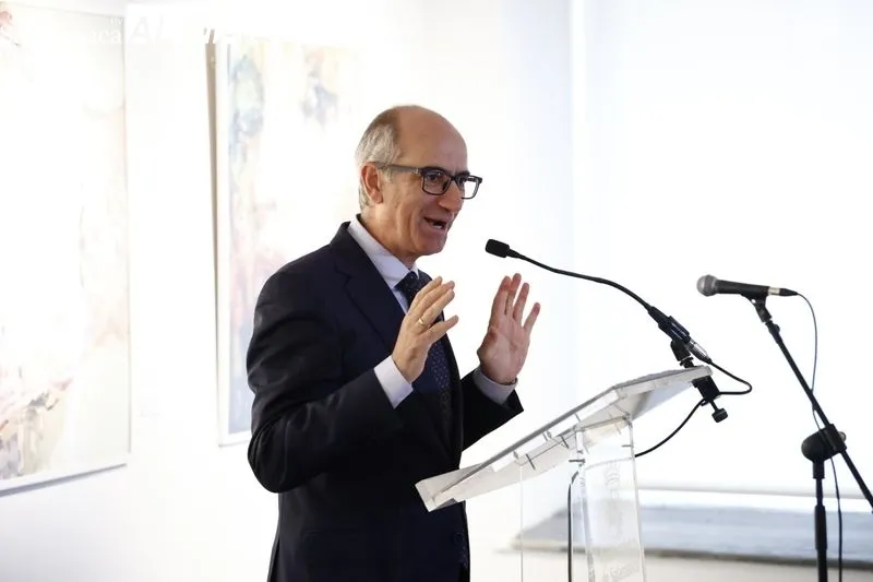 ‘Flores rojas en Salamanca’, exposición de Long Beini en la Torre de los Anaya. Foto de David Sañudo