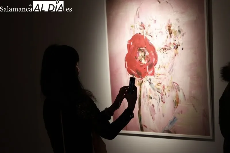 ‘Flores rojas en Salamanca’, exposición de Long Beini en la Torre de los Anaya. Foto de David Sañudo