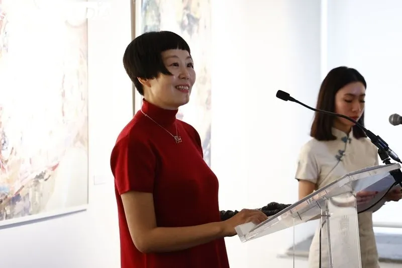 ‘Flores rojas en Salamanca’, exposición de Long Beini en la Torre de los Anaya. Foto de David Sañudo