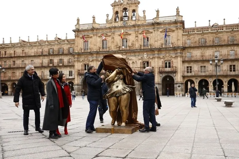 Escultura del artista chino Xu Hongfei en la Plaza Mayor. Foto de David Sañudo